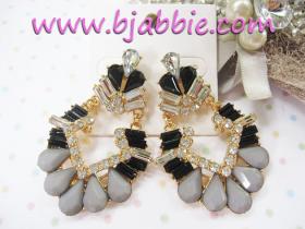 พร้อมส่งต่างหูแฟชั่นดีไซน์สวยหรูประดับคริสตัลใส,เพชรและลูกปัดแบบคริสตัลโทนสีเทา/ดำ สวยหรูดูดีมากค่ะ