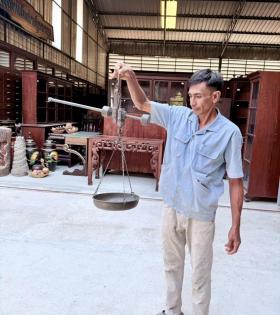 ตาชั่งคานทองเหลืองโบราณ อายุประมาณ 40-60 ปี