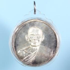 C1-8549  เหรียญหลวงพ่อยิด วัดหนองจอก จ. ประจวบคีรีขันธ์ เนื้อเงิน ตอกโค๊ตและหมายเลข 451 รุ่นสงน้ำ ปี 2537