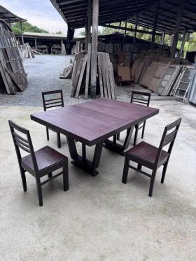 โต๊ะชักขาแชมเปญ มาพร้อมเก้าอี้ไม้สักสี่ตัว