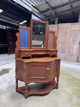 โต๊ะเครื่องแป้งบานเว้า