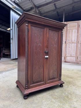 ตู้เก็บของหัวบัวหน้าทึบ  หน้าบานเป็นงานจิกลายโบราณ