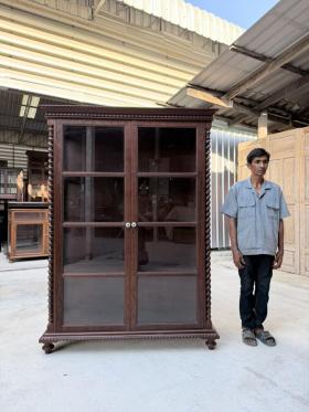 ตู้ไทยหัวบัวงาน ข้างเกลียวลอยจิกลายรอบใบ