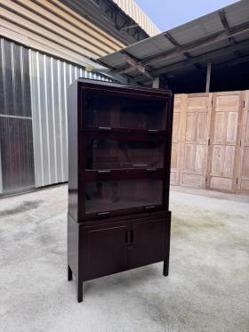 ตู้ใส่หนังสือบานเปิดขึ้น