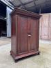 ตู้เก็บของหัวบัวหน้าทึบ  หน้าบานเป็นงานจิกลายโบราณ