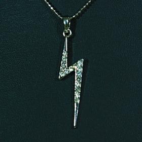 สร้อยคอโรเดียม พร้อมจี้ ประดับคริสตัลรูปสายฟ้า ราคา 80 บาท