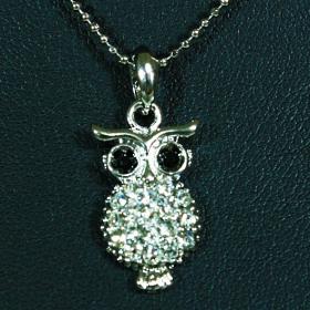 สร้อยคอโรเดียม พร้อมจี้ ประดับคริสตัลรูปนกฮูก ราคา 80 บาท