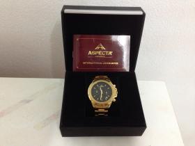 นาฬิกา Aspecta Mens 22K Gold Chronograph นำเข้าจากอเมริกาครับ  ตอนแรกกะว่า จะใส่เอง  แต่ผมไม่ชอบครับ  เลยลงขายในราคาที่ขาดทุนครับ  ฟังก์ชันเป็น Chronograph ใช้ได้ทั้งหมดครับ  นาฬิกาเรือนจริงสวยมากครับ  สนใจติดต่อคุณเจมส์ 081-9242699 ตลอด 24 ชั่วโมงครับ    รายละเอ