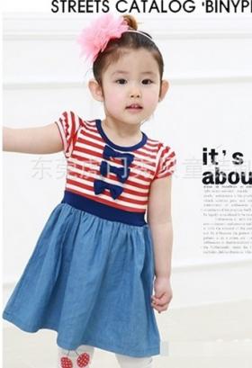 ชุดเดรสลายขวาง  แต่งด้วยโบว์น่ารักๆ 