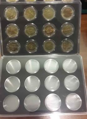 กล่องอะคริลิคพร้อมตลับใส่เหรียญ 10 บาท 2 สี