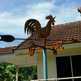 ไก่หมุนบอกทิศทางลม  รุ่นไก่สีไม้ธรรมชาติ