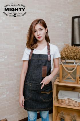 ผ้ากันเปื้อนยีนส์ สีดำ สายหนังสีน้ำตาลเข้ม +ช่องปากกาหนังแท้